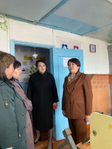 Билим берүү жана илим министрлиги Нарын облусундагы авариялык абалдагы мектептин абалы менен таанышты