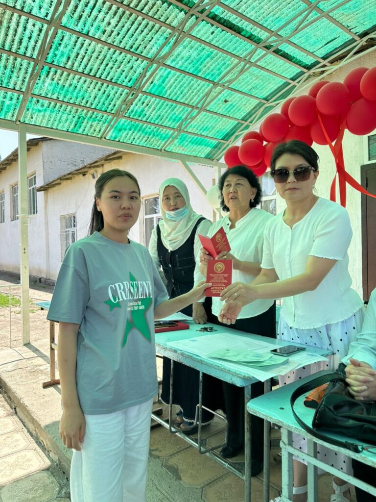 Нарын районундагы бүтүрүүчүлөргө аттестат  тапшыруу аземи өттү